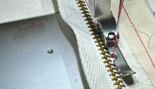 Quali accessori servono per montare una cerniera con la macchina da cucire? il piedino per cerniera